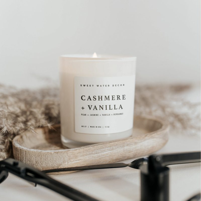 C057WW CASHEMERE AND VANILLA 11OZ WHITE JAR CANDLE INFINITY HOMES MAY 2023 SWEET WATER DECOR 2