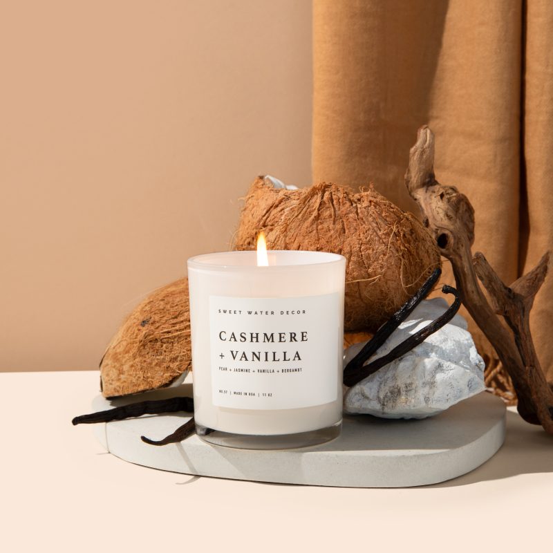 C057WW CASHMERE AND VANILLA 11OZ WHITE CANDLE SOONA R5 JULY 2023 SWEET WATER DECOR 2