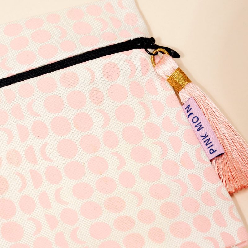 PinkMoon TravelBeautyBag Angle2