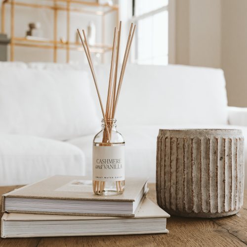 R157C CASHMERE AND VANILLA CLEAR REED DIFFUSER INFINITY HOMES MAY 2023 SWEET WATER DECOR 4